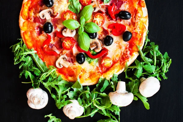 Pizza Quente Com Salsicha Pepperoni Fundo Escuro Com Espaço Cópia — Fotografia de Stock