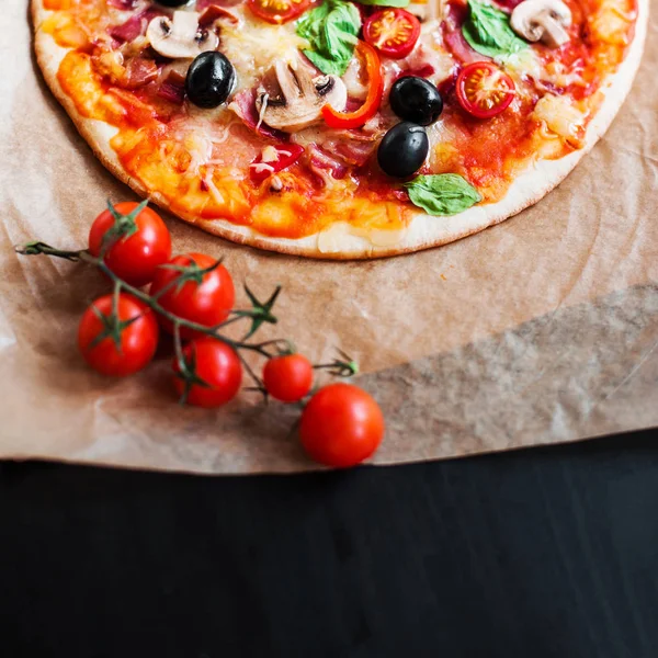 Forró Pizza Szelet Pepperoni Sajt Mozzarella Gyógynövények Rusztikus Háttér Paradicsom — Stock Fotó