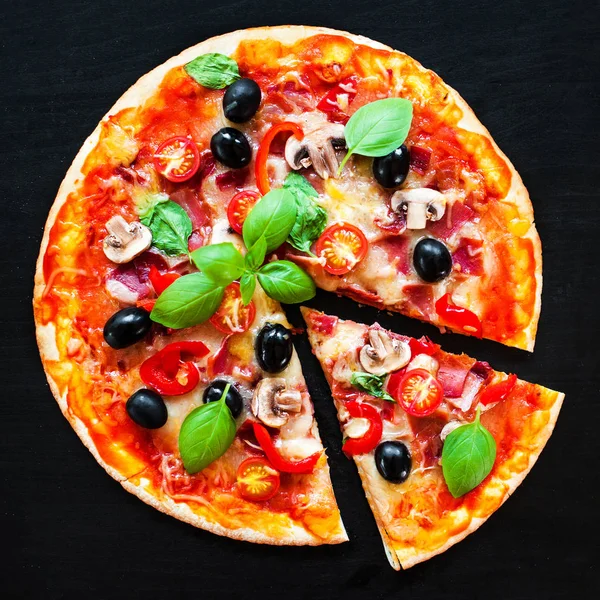 バジリコのピザ スライス チーズとオリーブ コピー スペースとピザやブラック ボードにレストランでの融点 — ストック写真