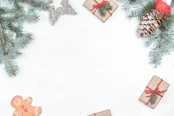 Weihnachtlicher Hintergrund Mit Weihnachtlichen Dekorationselementen Geschenken Und Tannenzweigen Auf Weißem — Stockfoto