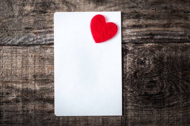 Mutlu Sevgililer günü romantik tebrik kartı ahşap arka plan üzerinde. Retro vintage tarzı kopya spac ile