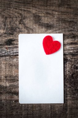 Mutlu Sevgililer günü romantik tebrik kartı ahşap arka plan üzerinde. Retro vintage tarzı kopya spac ile