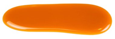 Tatlı Karamel Sos spot beyaz arka plan üzerinde izole kapatın. Karamelalı şekerleri karamel altın sıvı