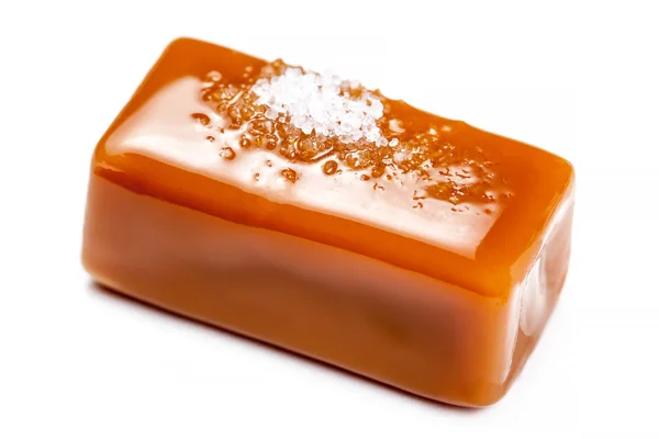 Gesalzene Karamellstücke Isoliert Auf Weißem Hintergrund Golden Butterscotch Toffee Bonbons — Stockfoto