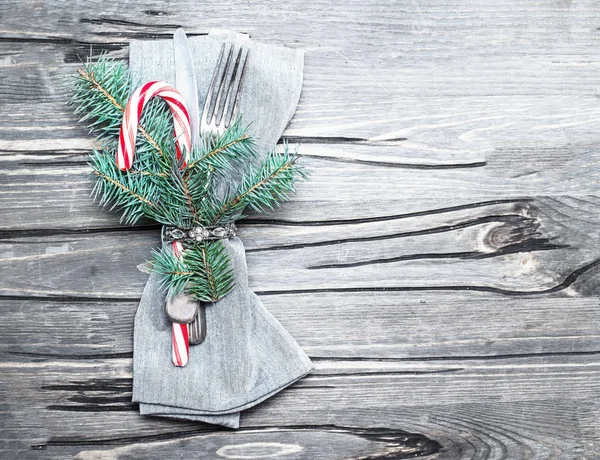在明亮的木桌上设置圣诞餐桌 带餐具的圣诞贺卡 金属叉子和 Copyspace 的木桌上的刀 — 图库照片