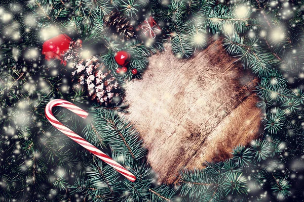 Árbol Abeto Navidad Con Decoraciones Tablero Madera Oscura Concepto Vacaciones — Foto de Stock