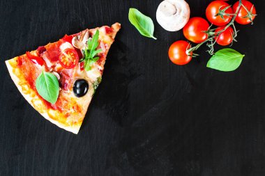  Bir pizzacı veya restoran Sucuklu sosisli sıcak pizza servis