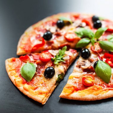 Mozarella Pizza eriyen peynir ve zeytin bir pizzacı ya da Restoran kara tahta üzerinde kopya alanı ile hizmet ile dilim 