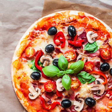 Sıcak pizza biberli, peynirli, mozzarella ve domates rustik bir arka plan üzerinde kopya alanı ile yakından.