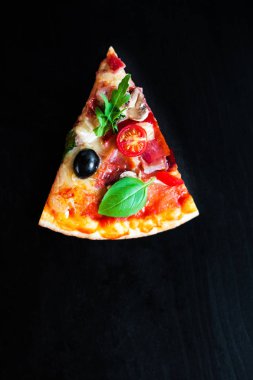 Bir pizzacı veya restoran pizza dilim Pepperoni, peynir ve zeytin erime ile servis