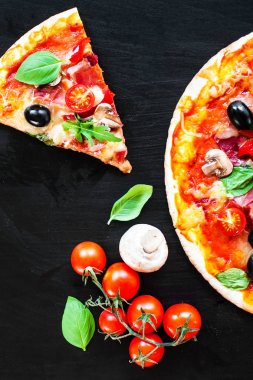 Peynir ve zeytin erime ile İtalyan Pizza dilimleri bir pizzacı ya da kopya alanı ile kara tahta üzerinde Restoran servis 