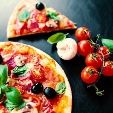 Peynir ve zeytin erime ile İtalyan Pizza dilimleri bir pizzacı ya da kopya alanı ile kara tahta üzerinde Restoran servis 