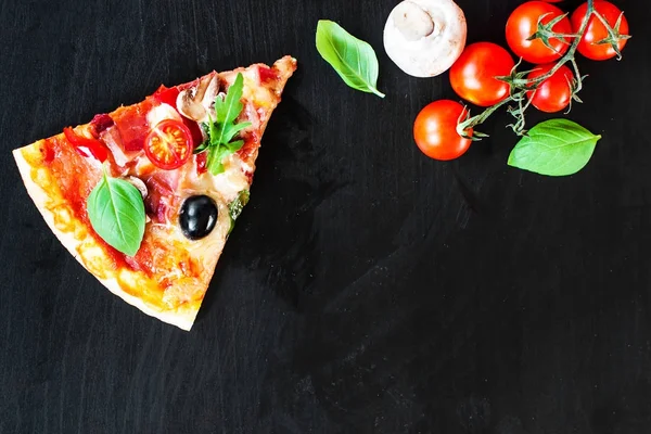 Pizza Piccante Con Salsiccia Piccante Servita Pizzeria Ristorante — Foto Stock