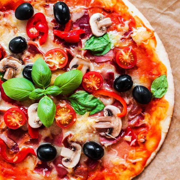 ペパロニ チーズ モッツァレラチーズと素朴な背景にトマト スライスをあつあつのピザをクローズ アップ — ストック写真