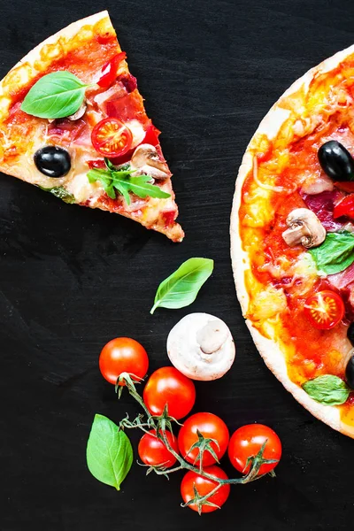 イタリアのピザのスライスとろけるチーズとオリーブをピッツェリアやブラック ボードにコピー スペースをレストランで提供しています — ストック写真