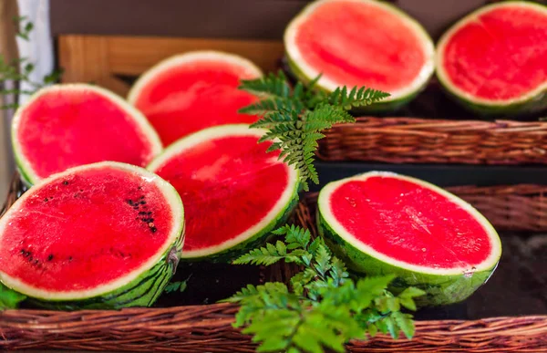 Rijpe Sappige Watermeloen Een Markt Kraam Supermarkt Watermeloen Fruit Snijden — Stockfoto