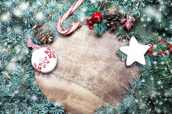 緑のモミの枝と魔法のおとぎ話アイデアのクリスマス装飾クリスマス木製フレームの背景 — ストック写真