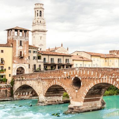 Verona, İtalya - 25 Haziran 2017: Verona. Köprü Ponte Pietra Verona Adige Nehri üzerinde