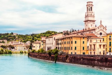 Verona, İtalya - 25 Haziran 2017: Verona. Veneto bölge. Verona şehri ile güneşli gün nehirde. İtalya