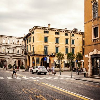 Verona, İtalya - 25 Haziran 2017: Verona. Yaz günü, şehir merkezindeki sokaklar. Yaşam tarzı, İtalya'nın Veneto bölgesi turizm
