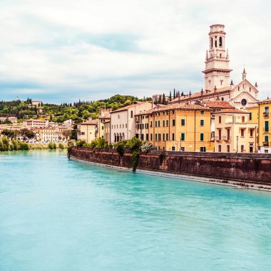 Verona, İtalya - 25 Haziran 2017: Verona. Veneto bölge. Verona şehri ile güneşli gün nehirde. İtalya
