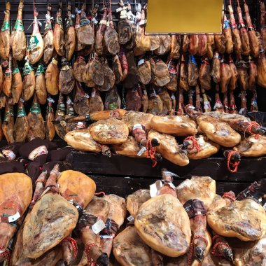 Barcelona, İspanya - 09 Eylül 2017: Jamon Serrano et bir mağazada asılı bacaklar. Geleneksel İspanyolca jambon Iberico