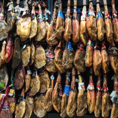 Barcelona, İspanya - 09 Eylül 2017: Jamon Serrano et bir mağazada asılı bacaklar. Geleneksel İspanyolca jambon Iberico