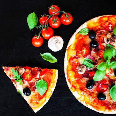 Pizza dilim Pepperoni, Mozzarella peyniri ve domates, ile om siyah arduvaz tablo kurulunda görev yapmaktadır