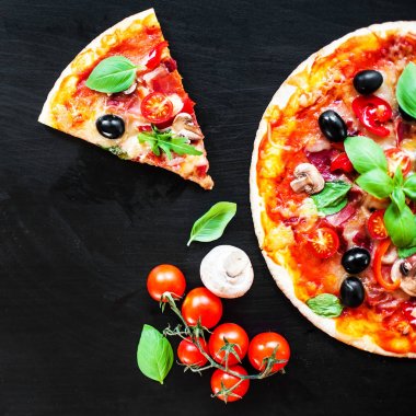 Sıcak pizza Mozzarella peyniri ve domates, hizmet om siyah arduvaz tablo yönetim kurulu