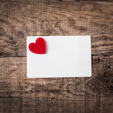 Kavram arka plan kırmızı Kalpler ve kağıt not kartı ile Sevgililer, aşk, düğün için bile seviyorum
