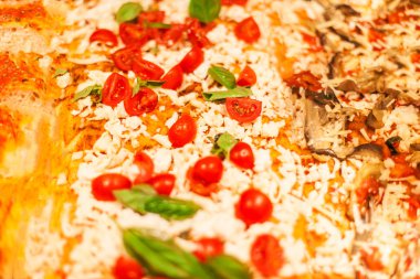 İtalya, domates, geleneksel İtalyan Focaccia pizzeria bir ahır üzerinde pizza Take Away adet Siyah Zeytin ve chees