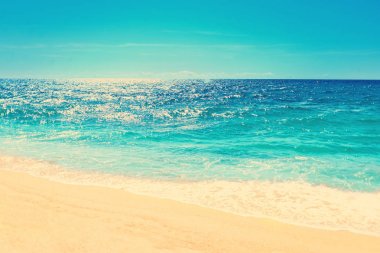 Dalga metin için yer ile kum plajındaki arka plan mavi okyanusun yumuşak. Tropikal yaz tatil kavramı