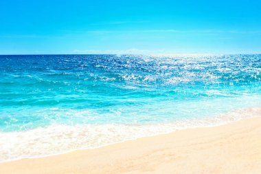 Dalga metin için yer ile kum plajındaki arka plan mavi okyanusun yumuşak. Tropikal yaz tatil kavramı