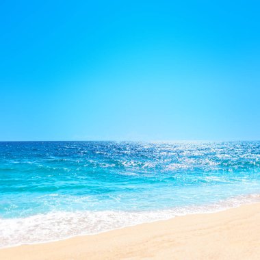 Dalga metin için yer ile kum plajındaki arka plan mavi okyanusun yumuşak. Tropikal yaz tatil kavramı