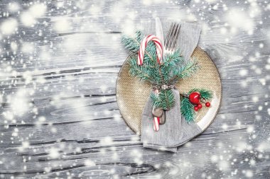 Noel yemek Tablo ayarı gri masada süslemeleri ile. Tatil arka plan ile boşaltmak