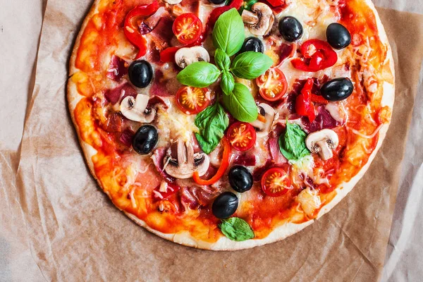 Heiße Pizzascheibe Mit Basilikumblatt Käse Mozzarella Und Tomate Auf Rustikalem — Stockfoto