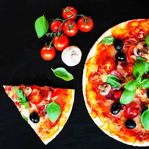 Pizza Segment Met Pepperoni Mozzarella Kaas Tomaten Geserveerd Een Zwarte — Stockfoto