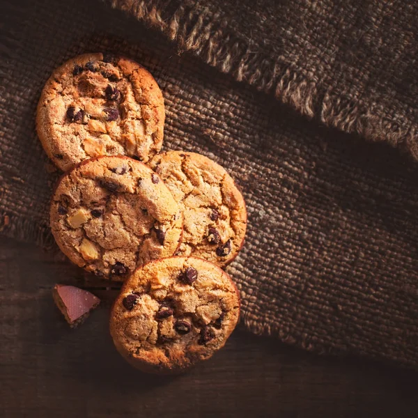 Choklad Cookies Mörka Servett Träbord Makro Ovanifrån — Stockfoto