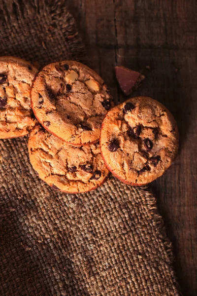 木製のテーブルにナプキンをダーク チョコレート クッキー — ストック写真