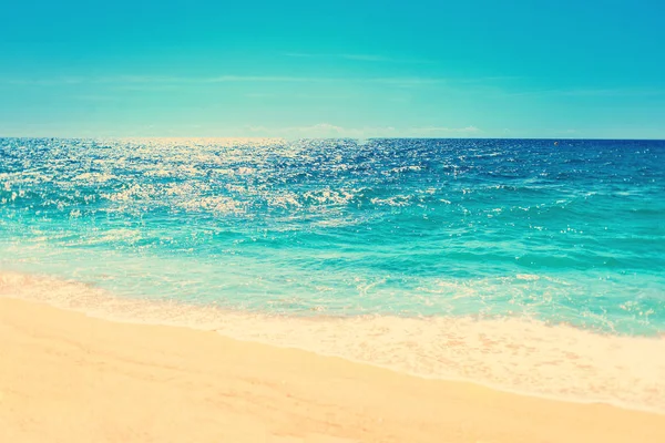 Dalga metin için yer ile kum plajındaki arka plan mavi okyanusun yumuşak. Tropikal yaz tatil kavramı