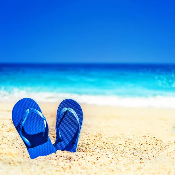 Fundo Praia Férias Verão Com Chinelos Uma Praia Tropical Chinelos — Fotografia de Stock