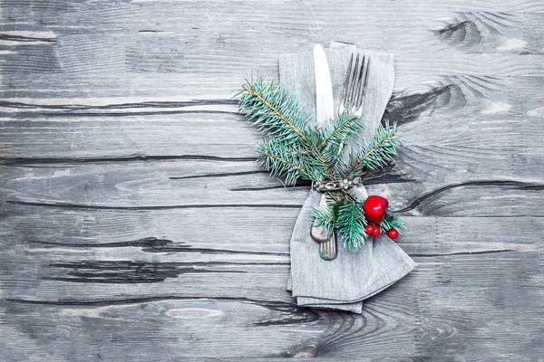 クリスマス明るい木製のテーブルのテーブルの設定 Copyspace の木製のテーブルの上のナイフ 金属フォーク カトラリー付きクリスマス カード — ストック写真