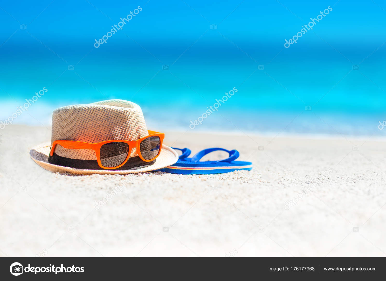 Flip Flops Chapeau Plage Lunettes Soleil Sur Sable Concept