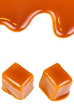 Karamelli şeker ve beyaz bir arka plan üzerinde izole karamel sos. Altın karamela toffee şeker