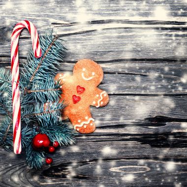 Zencefilli kurabiye, yaratıcı tatil dekorasyon ve kar, kopya spac Noel arka plan