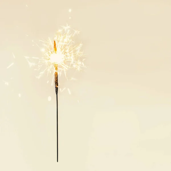 Festival neşeli Noel havai fişekleri. Altın büyü ışıkları tatil poster, doğum günü veya parti konsepti için. Köpüklü güzel pırıltılar veya bengal ışıklar