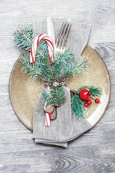 Idea Navideña Con Mesa Puesta Mesa Madera Brillante Tarjeta Navidad —  Fotos de Stock