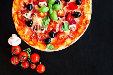 Lezzetli sebze vejetaryen Pizza fırın gelen koyu arka plan üzerinde. Metin için boş alan ile Üstten Görünüm.