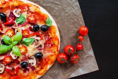 Sıcak pizza dilim Pepperoni, peynir, mozzarella ve domates rustik bir arka plan üzerinde kapat.