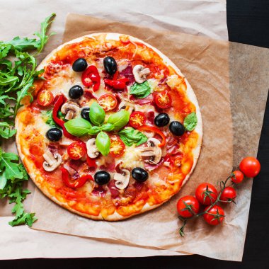 Pepperoni Sosisli sıcak pizza. Arka planda fotokopi alanı var. Mantarlı pizza, domates, peynir, soğan, yağ, biber, tuz, fesleğen, zeytin